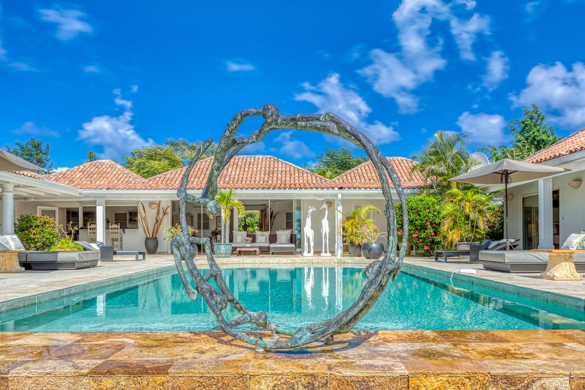 Villa rental Terres Basses St Martin - Pool and sculture